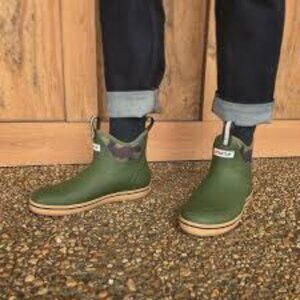XTRATUF Women's 6" Ankle Deck Boot Women's Size 6